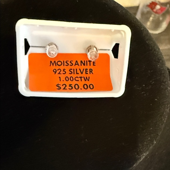 Elegant 1CT Silver Stud Earrings - Picture 3 of 3